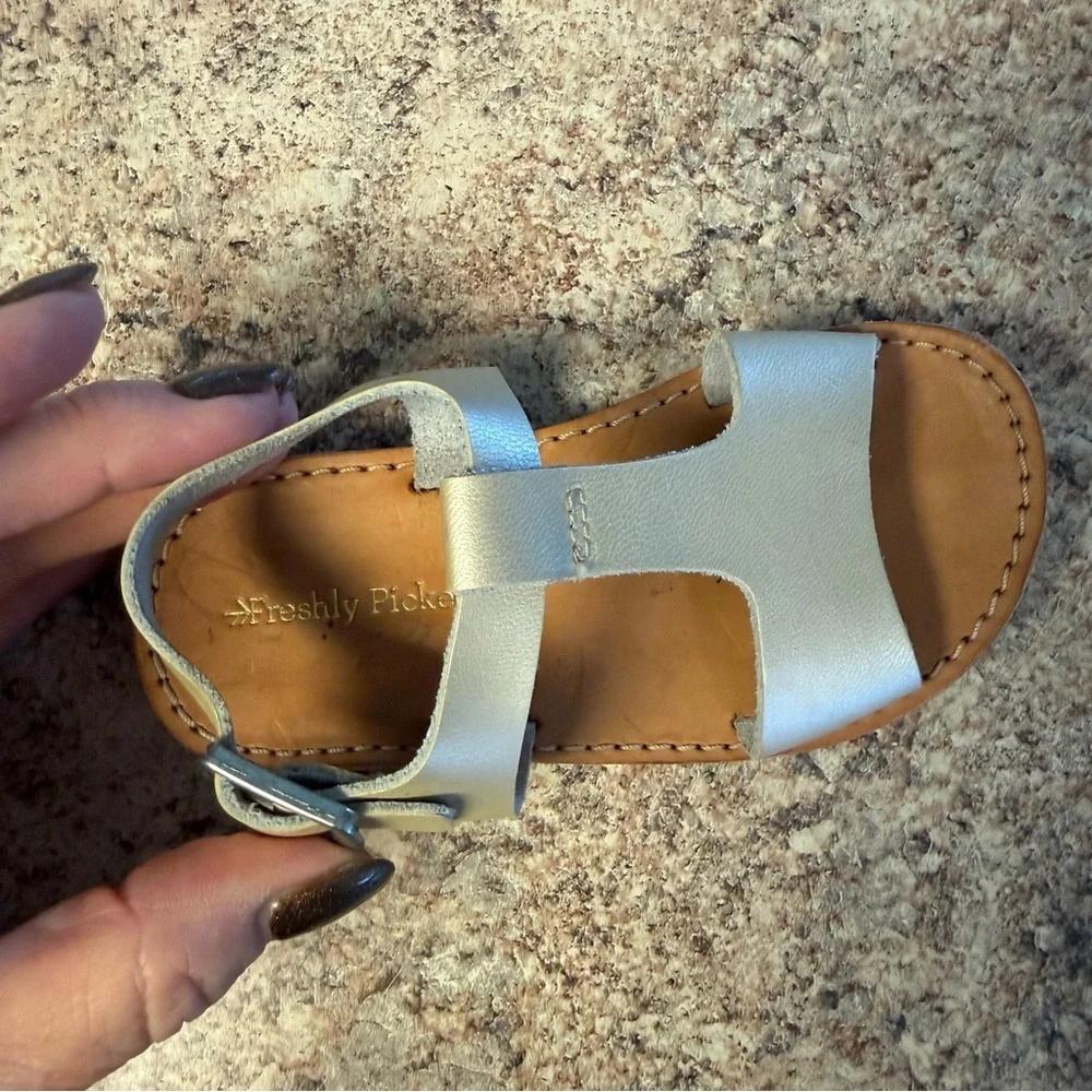 Freshly Picked Toddler Girl’s Platinum Gold Malibu Sandal size 7 in EUC